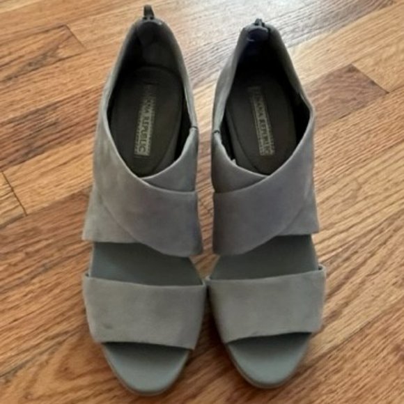 "Like New" Banana Republic Gray suede open toe, back zipper bootie - size 7 - Picture 4 of 11